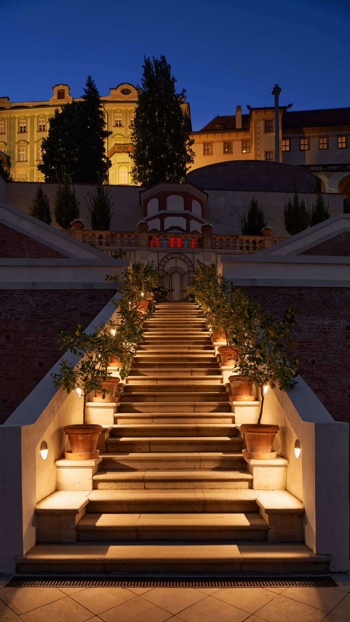 Osvětlení schodů Pálffyovské zahrady