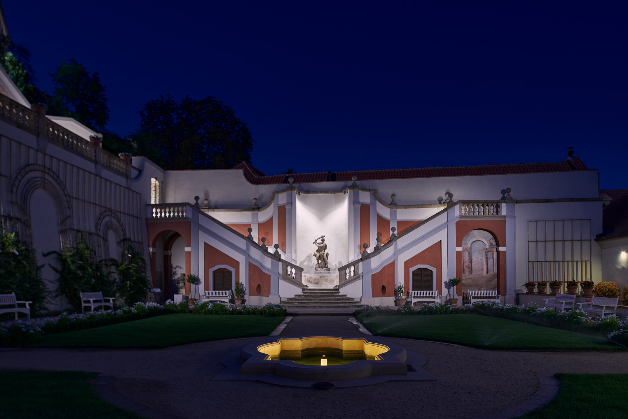 Osvětlení kašny v Pálffyovské zahrady pod Pražským hradem Etna