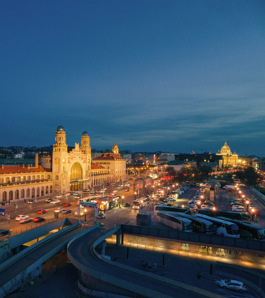 Pohled na osvětlené fasády Hlavního nádraží a Národního muzea